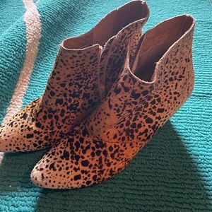 Matisse Size 9M leopard calf hair wedge boots